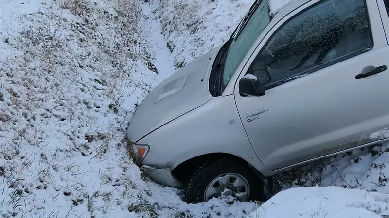 شاهد.. ثلوج كثيفة تهشم زجاج سيارة بالجزائر