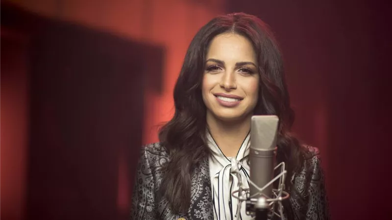 ناقد فني يكشف أسباب اعتزال آمال ماهر| فيديو 