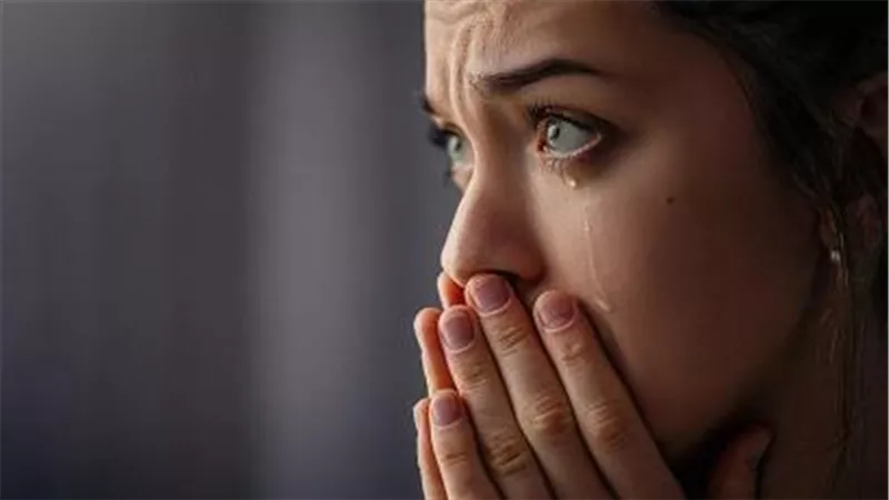 عالجي آلامك بدموع عينيكِ.. 5 فوائد للبكاء 