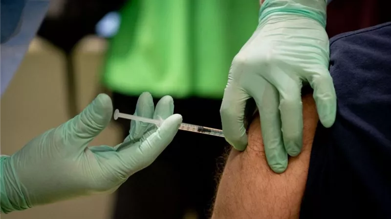عوض تاج الدين: تطعيم كورونا آمن وفاعليته 6 أشهر.. وجرعة ثالثة لدعم المناعة