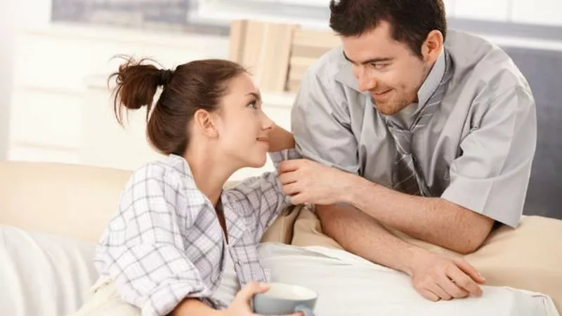 لتتمتعي بحياة سعيدة.. أشياء لا تفعليها بعد عودة زوجك من العمل