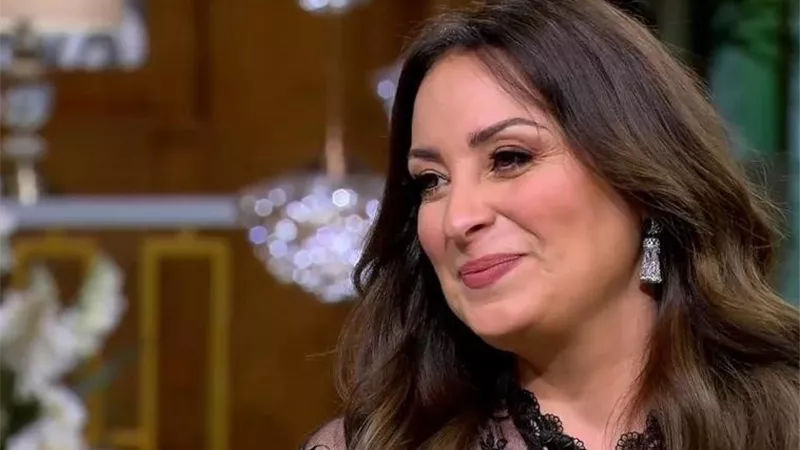 صور جديدة لـ نرمين الفقي مع إحدى صديقاتها