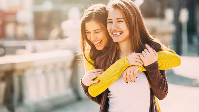 «ميصحش».. أهم 6 أسرار لا يمكنكِ البواح بها لصديقتك
