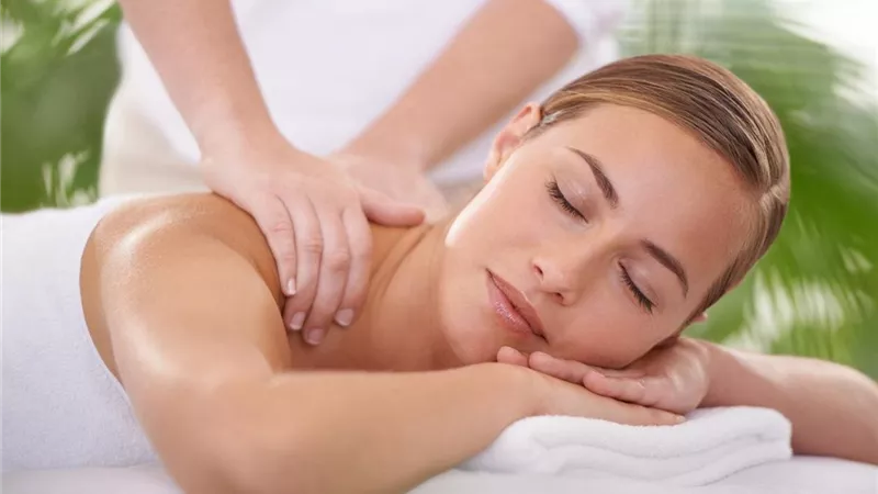 التدليك.. طريقك لبشرة مشرقة.. اعرفي فوائده