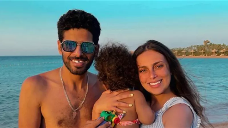 إسراء عبد الفتاح تنشر صورة مع زوجها على البحر.. ومتابع: «البس هدومك يا حمدي»