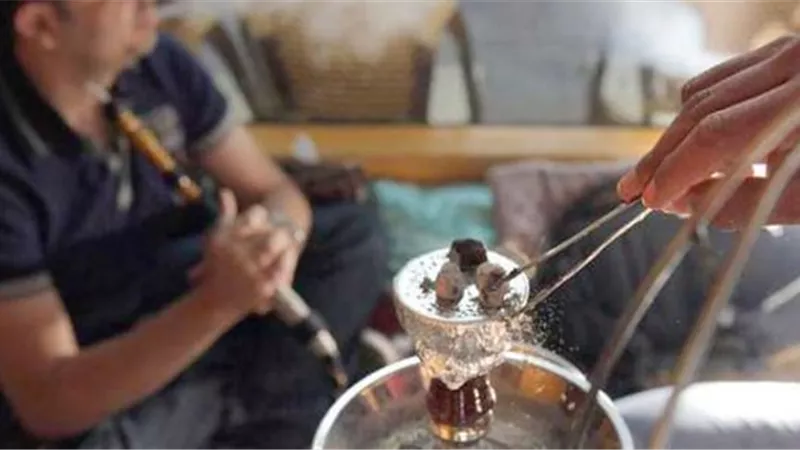 وسيلة سريعة للإصابة بكورونا.. 4 تحذيرات بشأن الشيشة| فيديو 