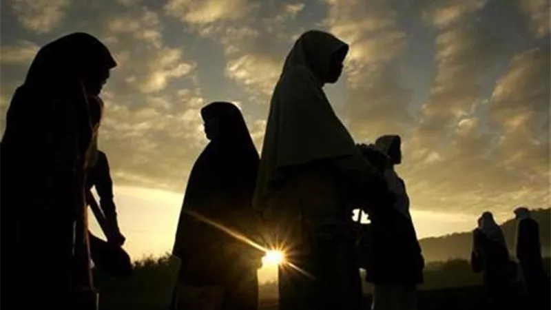حديث «تُكْثِرْنَ اللَّعْنَ وَتَكْفُرْنَ الْعَشِير» صحيح.. ولكن! 