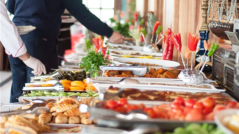 ما حكم الحصول على طعام إضافي من البوفيه المفتوح بالفنادق؟ 