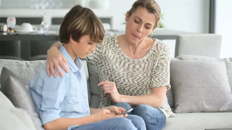 ابني سريع الغضب والبكاء.. خبير هيقولك تعملي ايه 