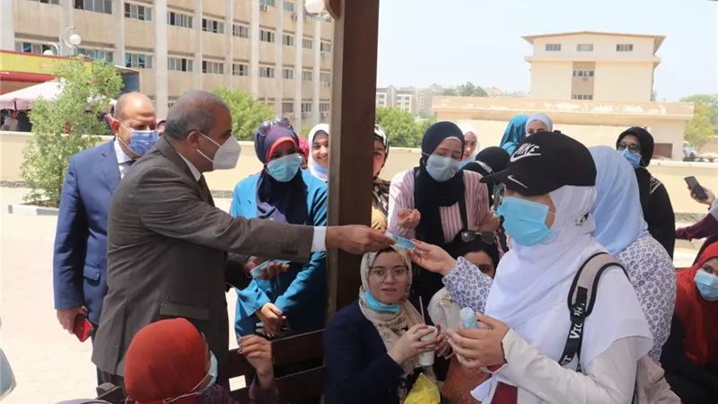 رئيس جامعة الأزهر يوزع هدايا على الطلاب عقب خروجهم من الامتحان