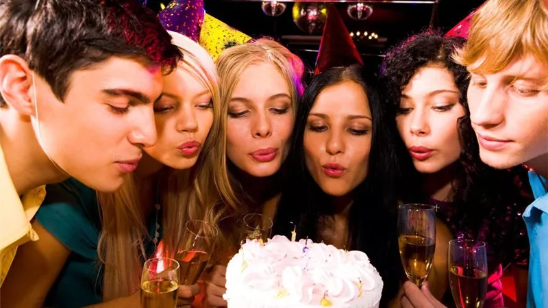 «اوعي تحتاري في لبس عيد ميلادك».. أفكار للفتيات والسيدات
