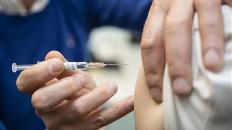 للبنات.. تعرفي على علاج أعراض لقاح استرازينيكا