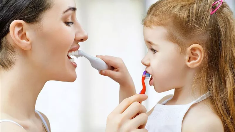 هل يجوز غسل الأسنان اللبنية عند الأطفال؟.. طبيب أسنان يُجيب| فيديو