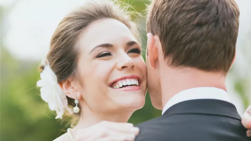 للعرائس.. كيف تحصلين على ابتسامة رائعة بأسنان بيضاء في يوم زفافك؟ 