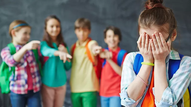 الاكتئاب وكراهية من حوله.. استشاري طب نفسي يوضح كوارث التنمر على الاطفال