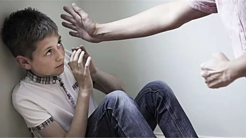 «ملائكة وشيطان».. أب يعذب أبناءه بالضرب.. والسوشيال ميديا تناشد النجدة