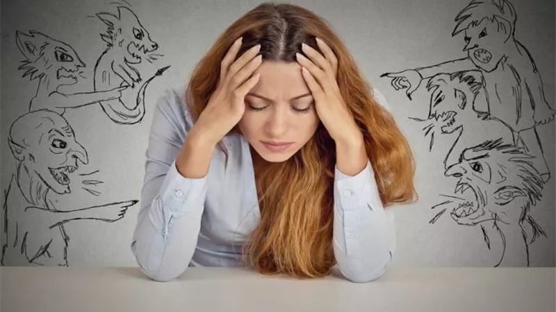 تحدثي بصوت عالٍ.. 3 كبسولات للتخلص من الطاقة السلبية