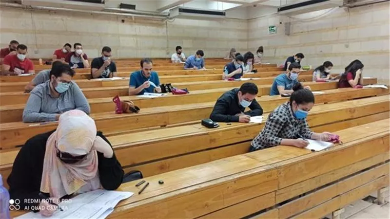  توزيع عصائر وشيكولاتة على طالبات صيدلة عين شمس في أول أيام الامتحانات