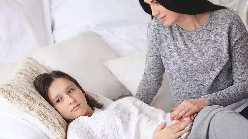 إزاي تأهلي بنتك لاستقبال الدورة الشهرية ..استشاري نساء: تقدم 10 نصائح للتعامل بدون حرج 