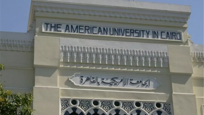 عودة الدراسة بالجامعة الأمريكية بالقاهرة.. نصف الطلاب في قاعة المحاضرات والنصف الآخر خارجها
