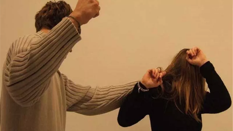 «اكسر لها ضلع».. أمثال شعبية وتصرفات تحرض على العنف ضد المرأة