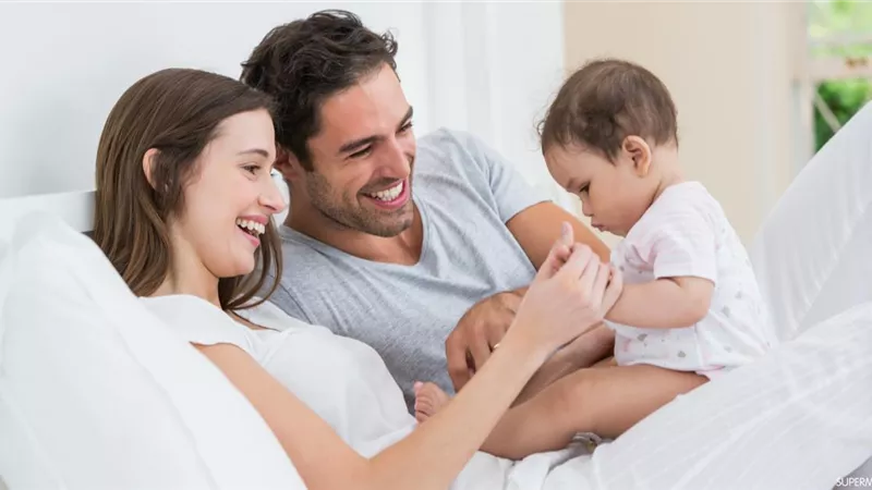 «خليه يساعدك».. إزاي تشجعي زوجك على المشاركة في رعاية مولودك الجديد؟