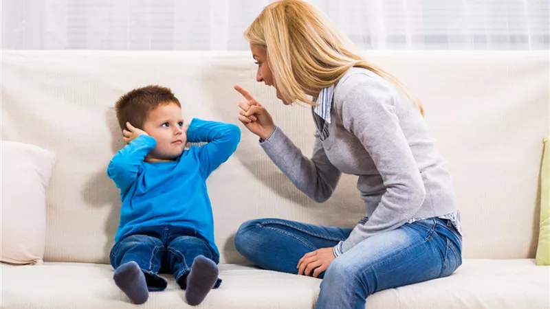 3 سلوكيات تفرضها الأمهات على أبنائهن ولا يلتزمن بها! 