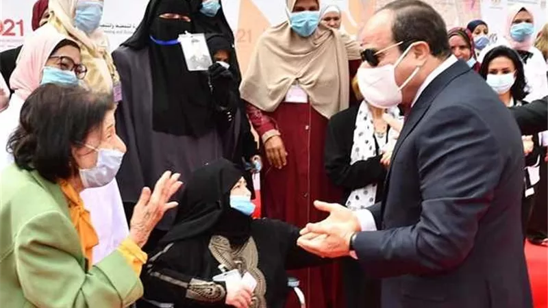 الرئيس السيسي للشباب: احترموا المرأة وانحنوا أمام تضحياتها