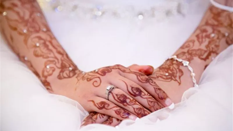 للعروسة.. اتبعي هذه النصائح قبل رسم الحنة 
