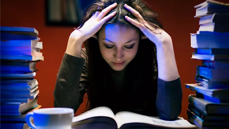 لطالبات الجامعة.. كيف تتخلصين من الهالات السوداء بعد سهر الامتحانات؟