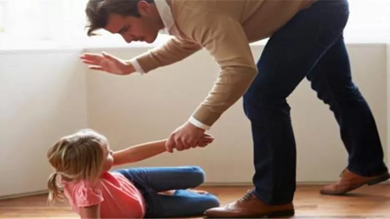 نيابة حلوان تُحقيق مع العم المتهم بضرب طفلي شقيقه وتعذيبهما