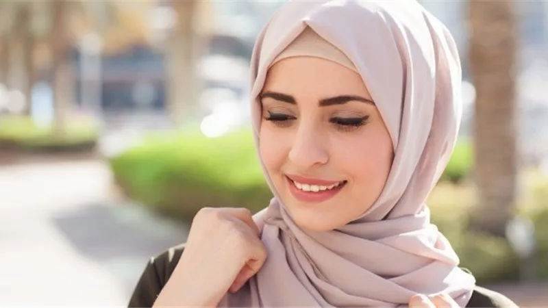 «لو رايحة شغلك».. إليكِ طريقة وضع مكياج خفيف لإطلالة جذابة 