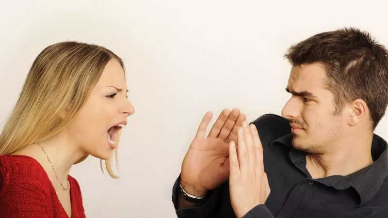 «الزوجة سليطة اللسان».. مصطفى أمام محكمة الأسرة: «بتهنّي.. وتمد إيدها عليا»
