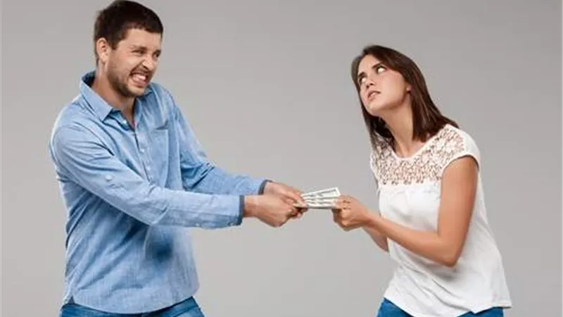 خطيبي بخيل أتركه أم استمر معه؟.. خبيرة نفسية: «أهربي مفيش فايدة»