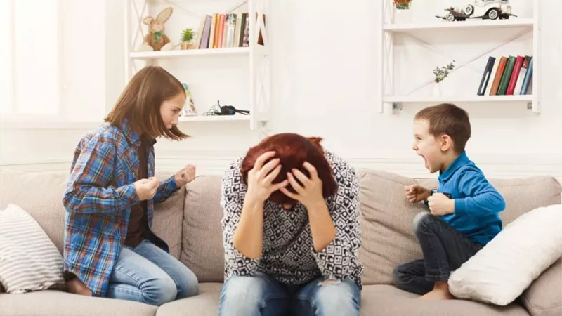 لـ«الأمهات».. إزاي تتعاملي مع خناقات أولادك؟ 