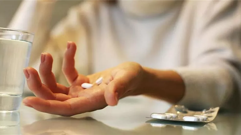 «الفشل الكلوي» أحدها.. طبيب يكشف أضرار تناول المسكنات على صحة الإنسان (فيديو)