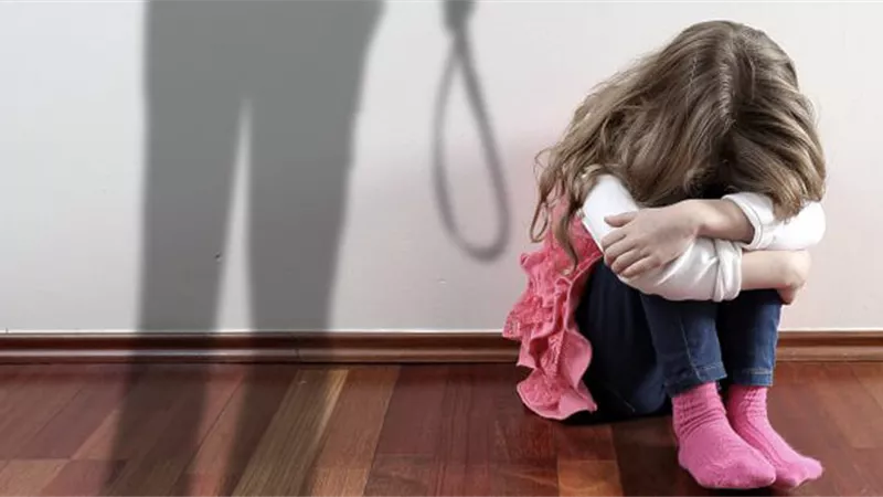 بيعذب عيالي عشان أرجعله.. لبني تصرخ وتطلب ضم طفليها