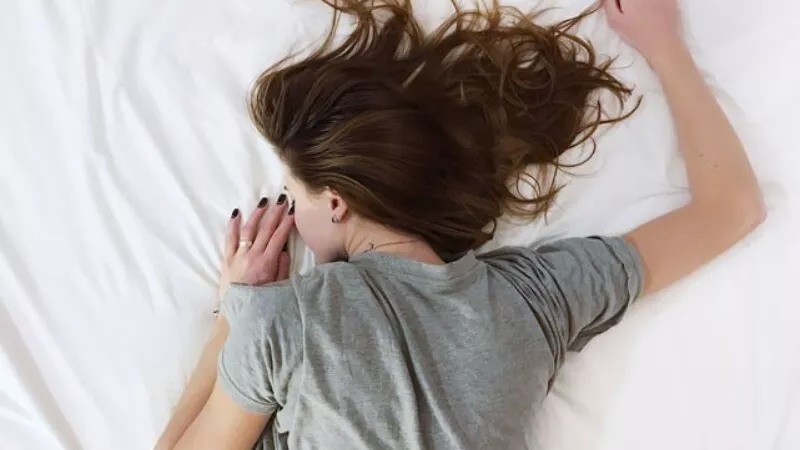 لماذا حذرنا النبي من النوم على البطن؟ رئيس لجنة الفتوى الأسبق يجيب