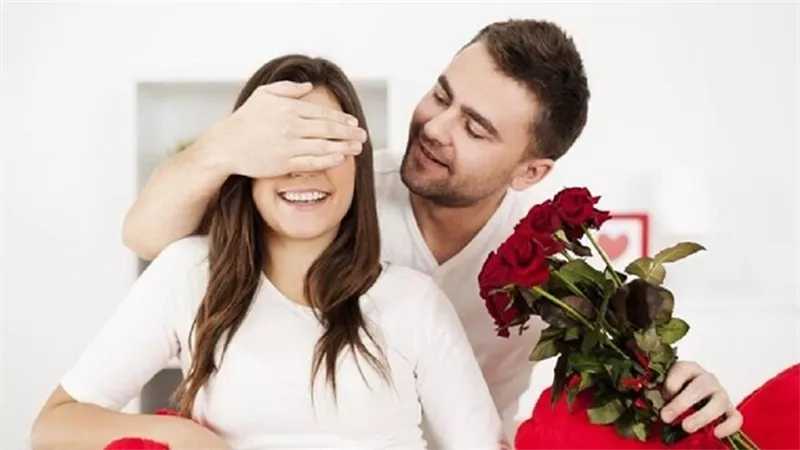 أعمل إيه لو نسي عيد جوازنا؟.. استشاري أسري: «ساعديه يسعدك»