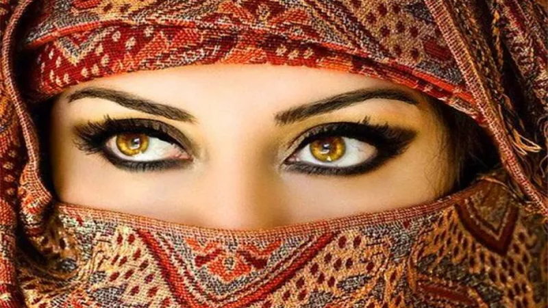 «أم عيون كحيلة».. حيّل لتوسيع وتضييق عيونك