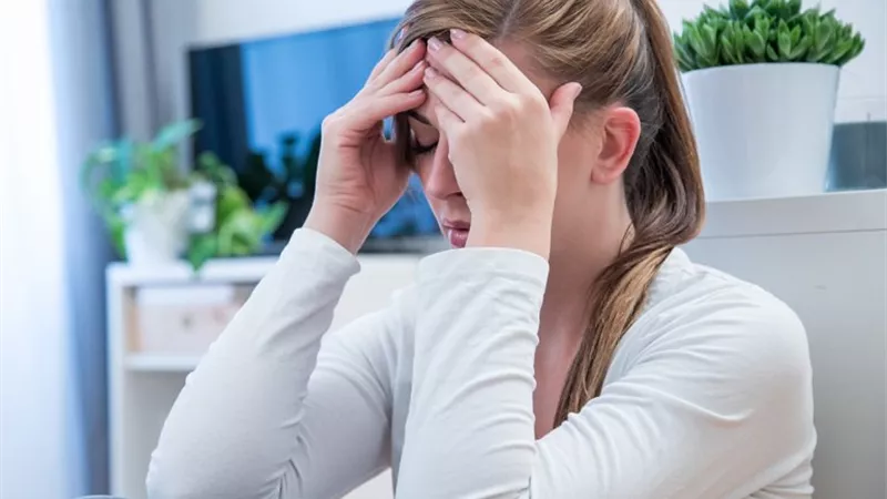 أبرزها ذيل الحصان.. 8 أسباب وراء شعورك بالصداع