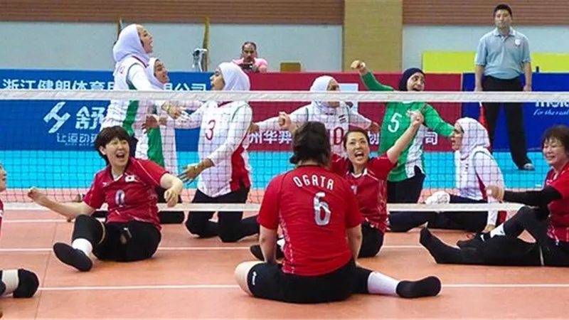 وزير الشباب يدعو لنشر لعبة كرة الطائرة جلوس بين الفتيات من ذوي القدرات 