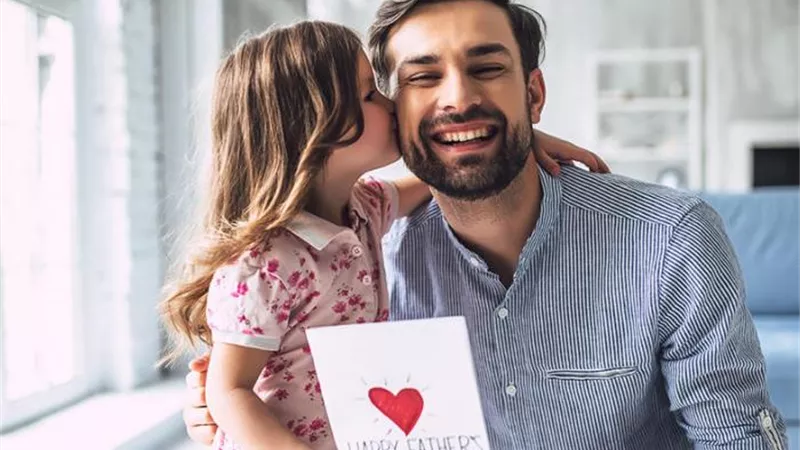 «كل سنة وأنت طيب يا بايا».. 3 أفكار للاحتفال بعيد الأب