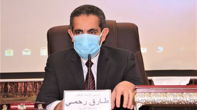 محافظ الغربية يتهم سيدة بإزعاجه برسائل واتس آب.. والمحامين تدافع عنها 