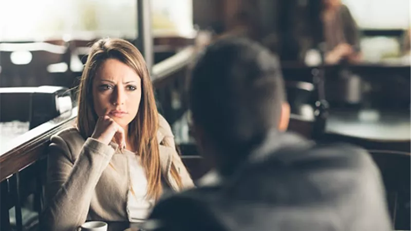 لو هتقابلي العريس لأول مرة.. 3 نصائح لتجنب فضائح «القعدة» 