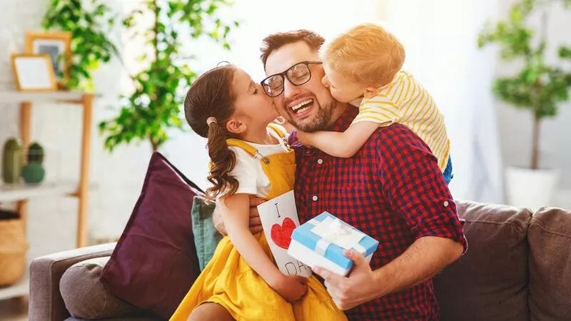 أفضل 10 رسائل للبنات في يوم الأب العالمي