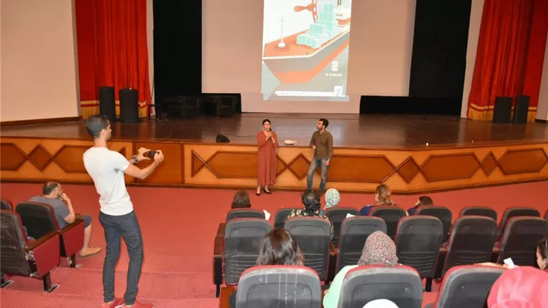 المخرجة 