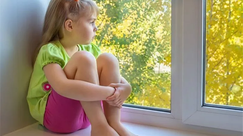 عُزلة وكثرة النوم.. 7 علامات تؤكد إصابة طفلك بـ الاكتئاب