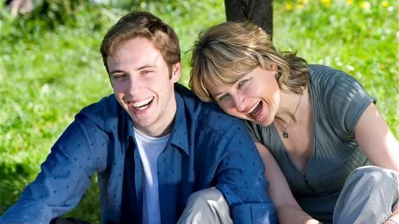 عن اختيار الزوجة الأكبر سنًّا.. خبير علاقات أسرية: متأثر بأمه.. فيديو