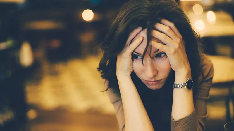 7 مراحل للحالة النفسية بعد الانفصال.. والخامسة أخطرهم.. فيديو